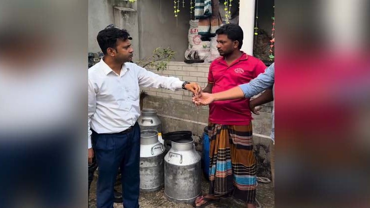 পাবনায় নকল দুধ তৈরি অভিযোগে কারখানা সিলগালাসহ জরিমানা